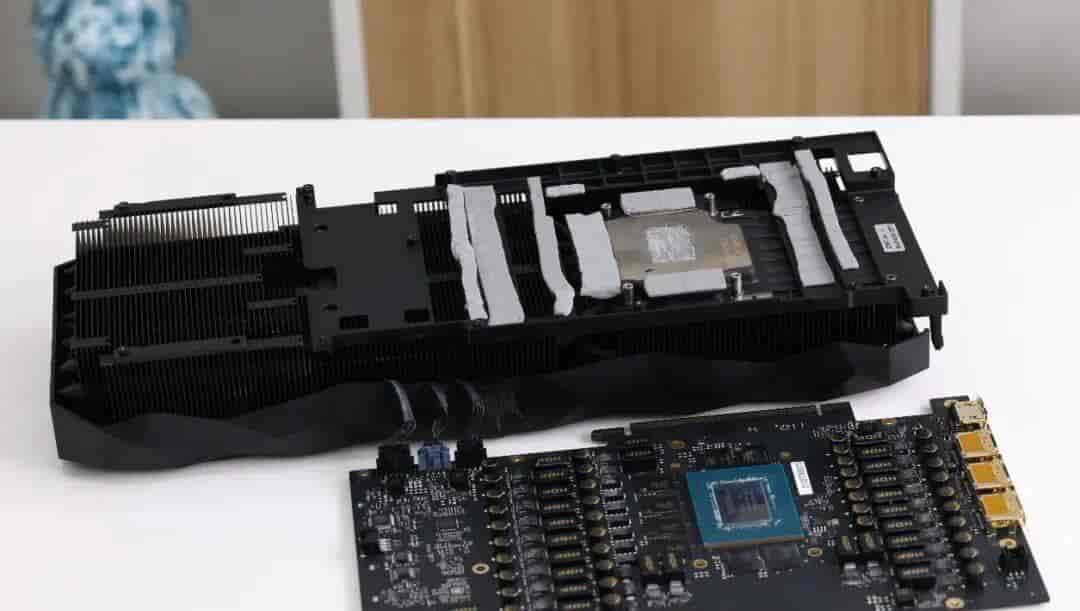 “黑化强三分” RTX 5070 Ti无出其右——影驰RTX 5070 Ti HOF OC LAB 黑魂X