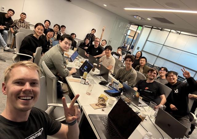 Grok 4作战图刷爆全网，80%华人横扫硅谷！清华上交校友领衔