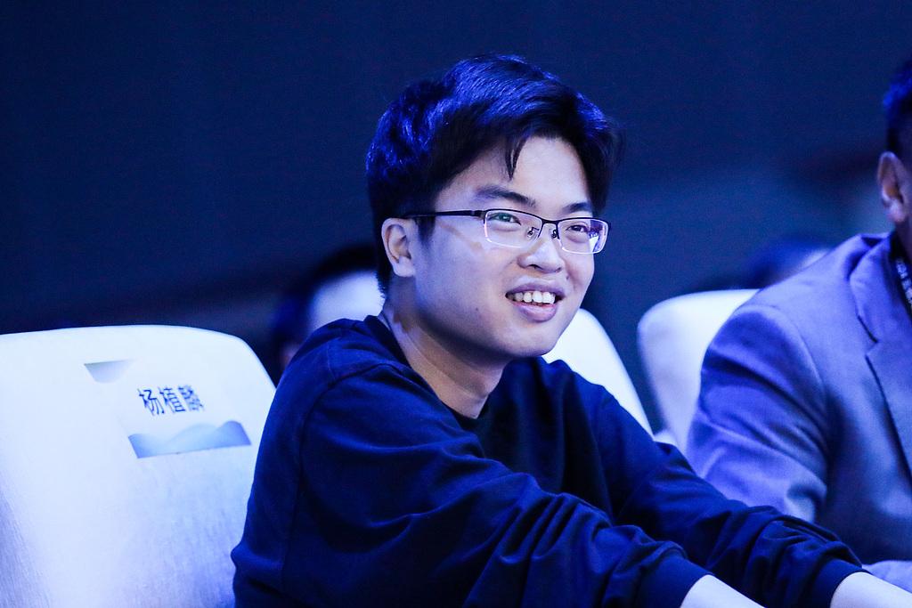 扒完 DeepSeek V4 报告，我翻出了这个隐藏彩蛋