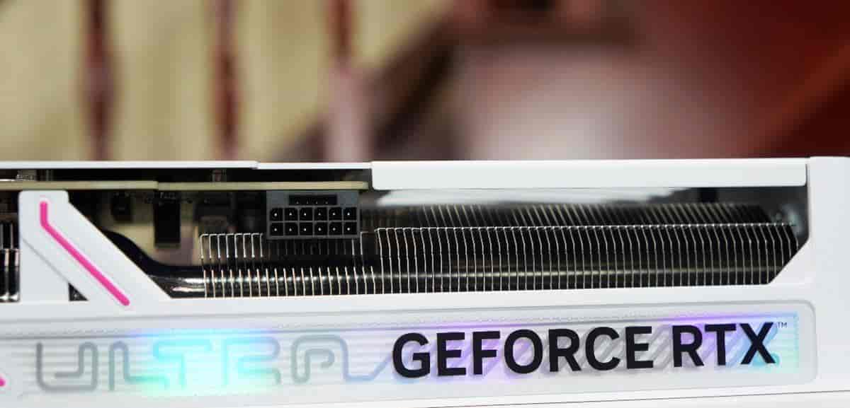 黑白双配色、背插可选,iGame GeForce RTX 5060 Ti Ultra W OC 装机实测