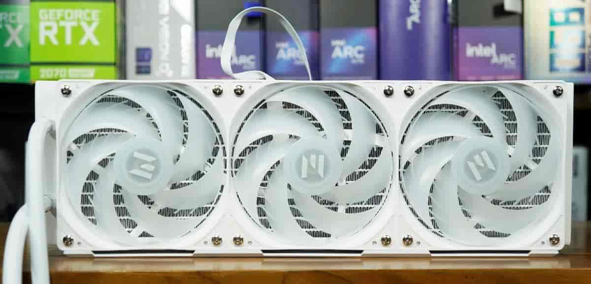 黑白双配色、背插可选,iGame GeForce RTX 5060 Ti Ultra W OC 装机实测