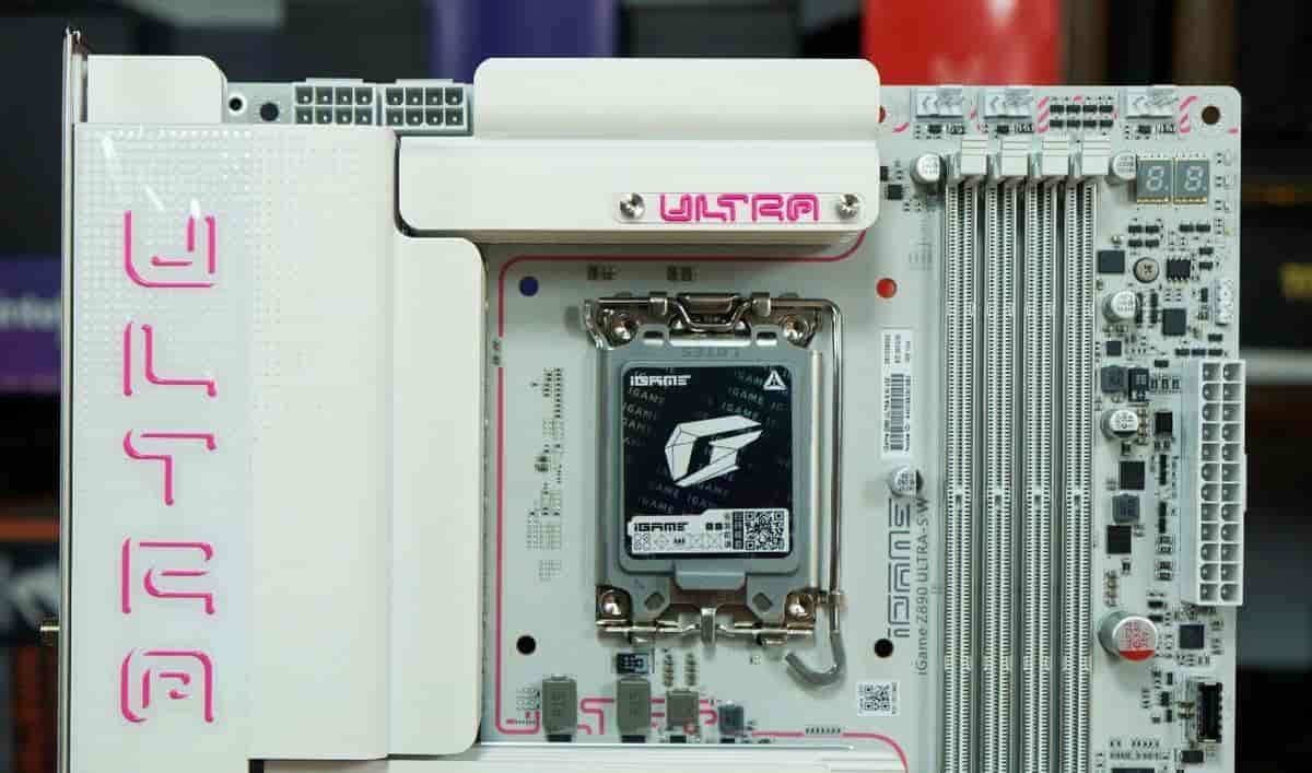 黑白双配色、背插可选,iGame GeForce RTX 5060 Ti Ultra W OC 装机实测