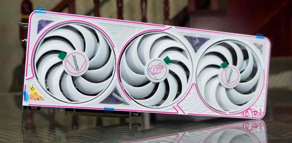 黑白双配色、背插可选,iGame GeForce RTX 5060 Ti Ultra W OC 装机实测
