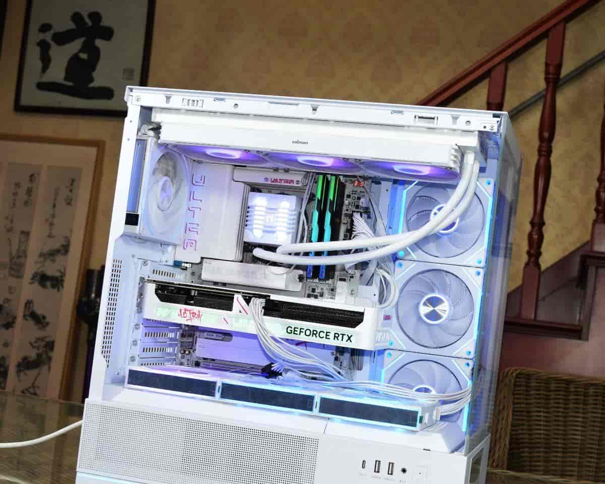 黑白双配色、背插可选,iGame GeForce RTX 5060 Ti Ultra W OC 装机实测